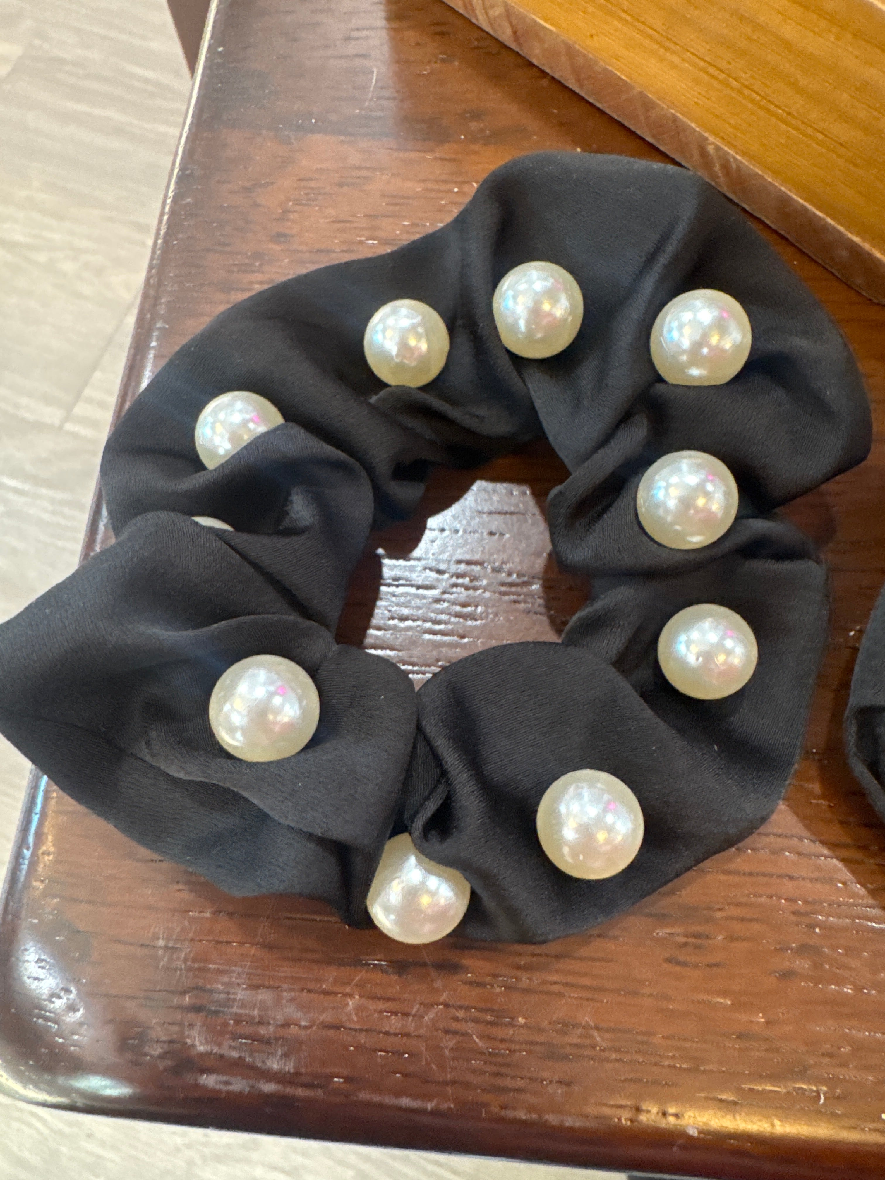 PEARL BLACK SCRUNCHIES