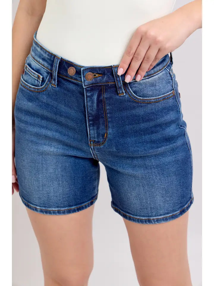 JUDY BLUE HIGH WAISTED 2 BUTTON MID LENGHT DAD SHORTS
